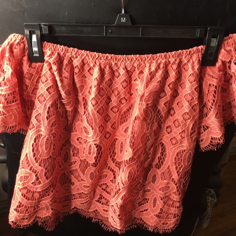An off the shoulder blouse - Picture 3 of 4